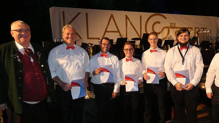 Für jahrzehntelanges aktives Musizieren wurden verdiente Mitglieder geehrt. Unser Bild zeigt von links: Reinhard Dünninger (Nordbayerischer Musikbund), Klaus Reitwiesner (40 Jahre), Klaus Johanydis (40 Jahre), Julian Woitek, Jonas Strätz, Dominik Mahr (alle 20 jahre) und Vorsitzenden Manuel Klauer.