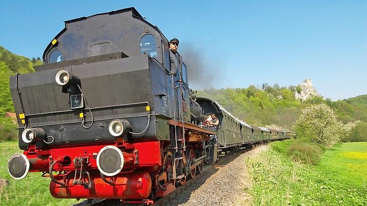 Die Dampfbahn startet an jedem Sonn- und Feiertag sowie zwei Mal auch mittwochs zur Fahrt durchs Wiesenttal.
