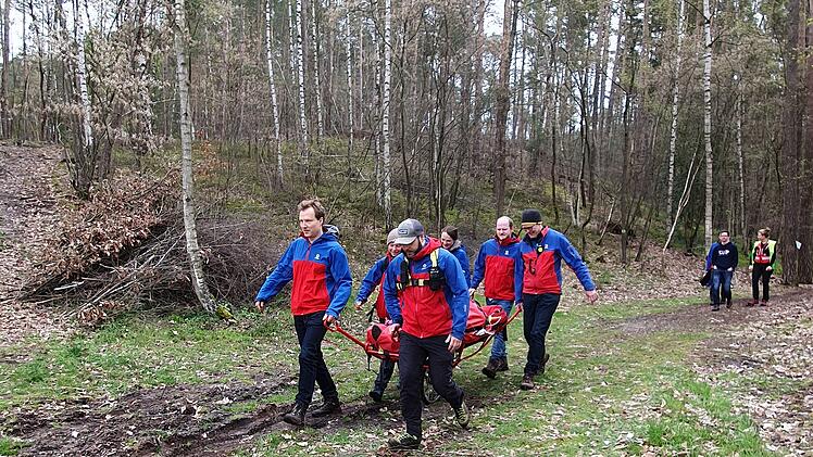 Bubenreuth: Frau verletzt sich im Wald an Fu&szlig; - und wird mit Gebirgs-Trage gerettet