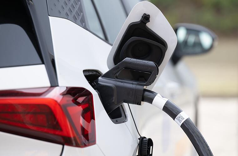 Preise für Elektroautos und Verbrenner nähern sich an