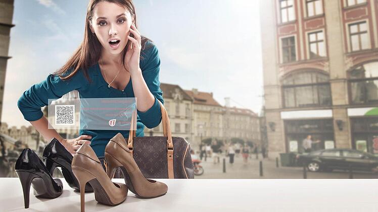 Die Schuhe im Schaufenster werden mit der Gutschein-App auch nach Ladenschluss greifbar. Foto: Konrad Bak - Depositphotos.com