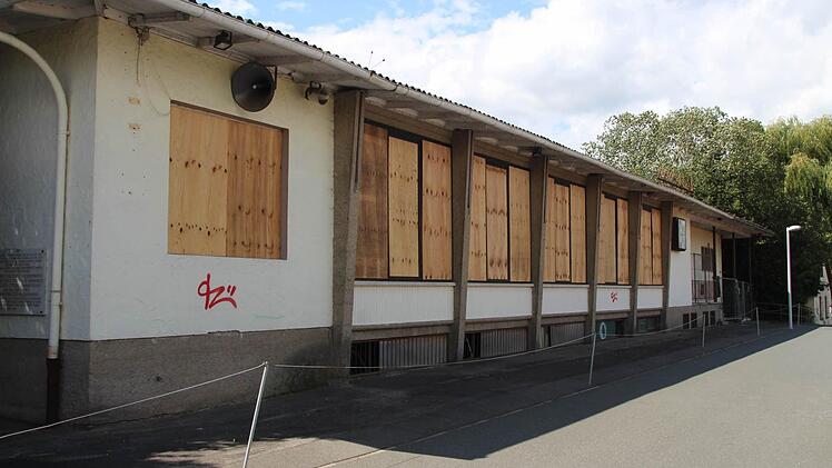 Weil immer wieder die Fenster am ehemaligen VfB-Sportheim eingeworfen wurden, hat sie die Stadt nun mit dicken Holzplatten vernagelt.
