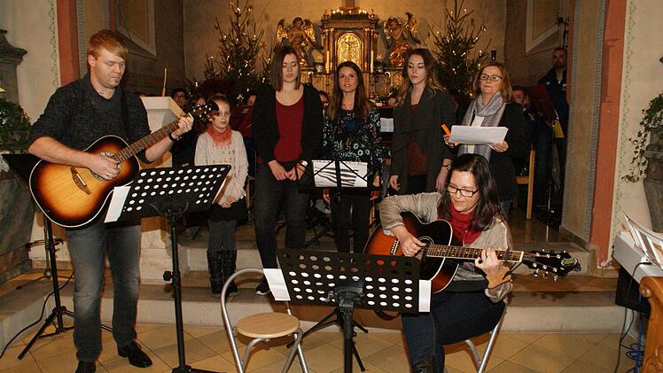 "Nur die", das sind sieben Hobby-Musiker aus Unterschleichach und Fatschenbrunn, die zum festen Bestandteil der "Schleichacher Weihnacht" geworden sind. Foto: sw