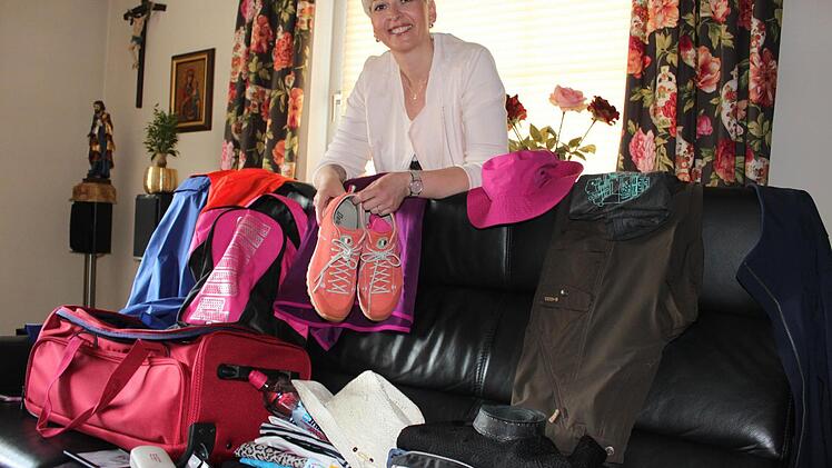 Auf der Wohnzimmer-Couch hat Monika Stich am Freitag die Sachen zurechtgelegt, die sie für die viertägige Pilgertour nach Gößweinstein und zurück in Reisetasche und Rucksack einpacken beziehungsweise am nächsten Morgen gleich anziehen will. Foto: Popp