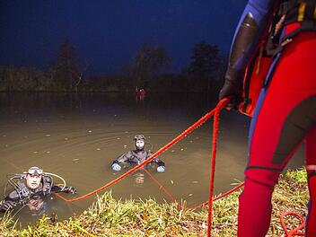 Taucher waren bei der Bergungsaktion im Einsatz.  Foto: René Ruprecht