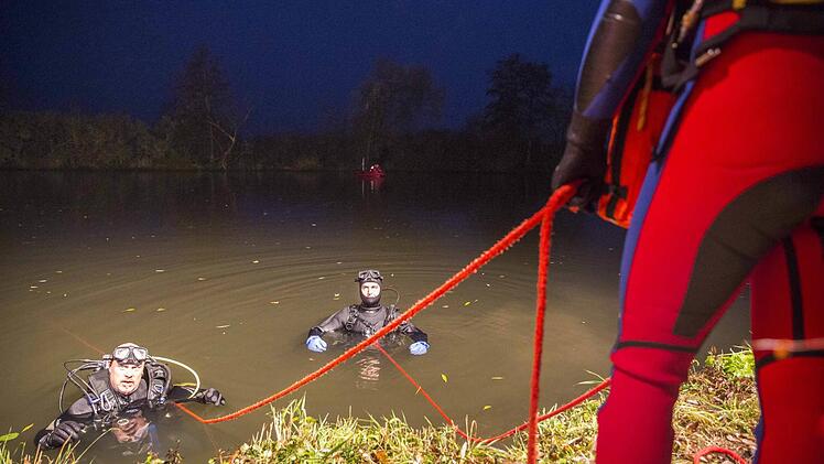 Taucher waren bei der Bergungsaktion im Einsatz.  Foto: René Ruprecht