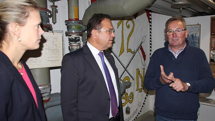 Willi Kleinlein führte den Ex-Minister durchs Garnisonsmuseum.Foto: Ralf Kestel