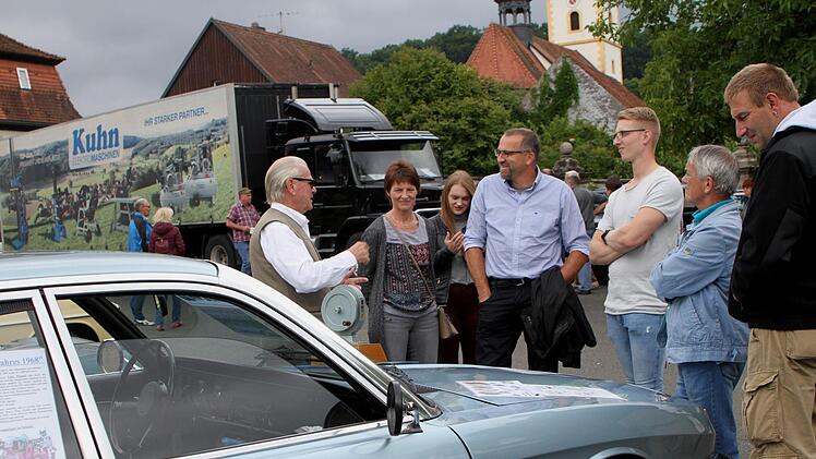 Fachgespräche werden hier am legendären RO 80 geführt.