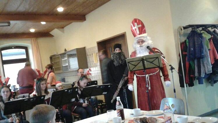 Im Bild "Nikolaus" Gustav Fuß bei der Weihnachtsfeier der "Lauertaler Musikanten" in der von seiner Mutter aus einem alten Filmvorhang geschneiderten Robe, die ihm 48 Jahre gute Dienste leistete. Repro: Manfred Mellenthin