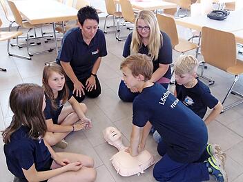 An der Puppe "Anne" lernen die Kinder die Herz-Lungen-Massage zur Wiederbelebung.  Fotos: Petra Malbrich