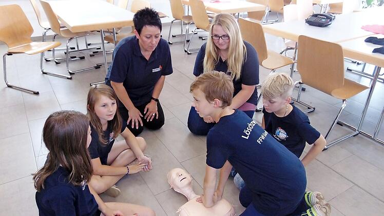 An der Puppe "Anne" lernen die Kinder die Herz-Lungen-Massage zur Wiederbelebung.  Fotos: Petra Malbrich