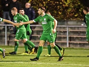 Zwar nicht der vierte Sieg in Folge, aber ein weiter Schritt auf dem Weg zum Klassenerhalt: Die Spieler des FC Sand klatschen sich in dieser Szene nach dem Treffer zum 2:2-Endstand durch Thorsten Schlereth ab. Foto: Ryan Evans