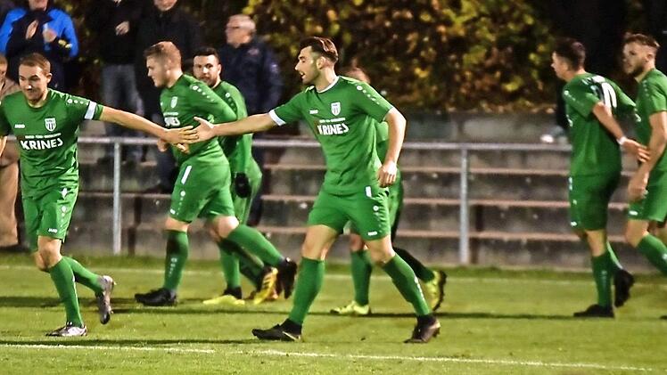 Zwar nicht der vierte Sieg in Folge, aber ein weiter Schritt auf dem Weg zum Klassenerhalt: Die Spieler des FC Sand klatschen sich in dieser Szene nach dem Treffer zum 2:2-Endstand durch Thorsten Schlereth ab. Foto: Ryan Evans