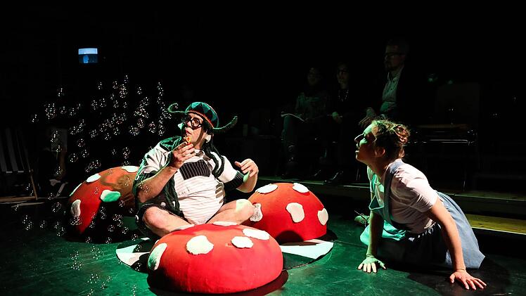 Szene aus dem Songzyklus "Wunderland" von Anno Schreier in der coburger ReithalleFoto: Henning Rosenbusch