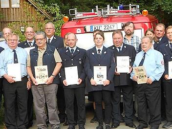 Ehrungen bei der Feuerwehr Weidmes; im Bild (von links) Franz Gareis, Kreisbrandinspektor Horst Tempel, Kreisbrandmeister Yves Wächter, Landrat Klaus Peter Söllner, Karl-Heinz Leipold, Gemeinderat Bernd Witzgall, Kommandant Christian Fittner, Günter Rödel, Kreisbrandrat Stefan Härtlein, Carola Fittner, Armin Schneider, Natascha Schneider, Siegfried Hofmann, Gerd Scherer, Manfred Zuber, Karl-Heinz Hofmann, Astrid Schier, Fritz Geißler, Christopher Fittner, Markus Fittner und Karl Schott Foto: ...