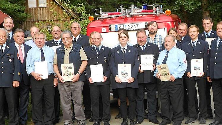 Ehrungen bei der Feuerwehr Weidmes; im Bild (von links) Franz Gareis, Kreisbrandinspektor Horst Tempel, Kreisbrandmeister Yves Wächter, Landrat Klaus Peter Söllner, Karl-Heinz Leipold, Gemeinderat Bernd Witzgall, Kommandant Christian Fittner, Günter Rödel, Kreisbrandrat Stefan Härtlein, Carola Fittner, Armin Schneider, Natascha Schneider, Siegfried Hofmann, Gerd Scherer, Manfred Zuber, Karl-Heinz Hofmann, Astrid Schier, Fritz Geißler, Christopher Fittner, Markus Fittner und Karl Schott Foto: ...