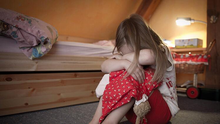 Ein Stiefvater gesteht vor dem Amtsgericht Hersbruck, jahrelang seine beiden Kinder misshandelt und erniedrigt zu haben. Symbolfoto: Patrick Pleul