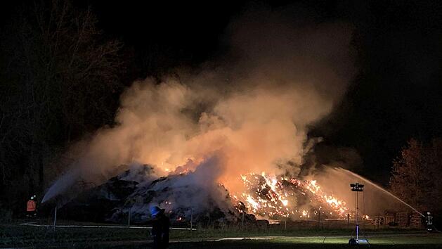 Rund 1000 Heuballen haben am Mittwochabend in Unterfranken gebrannt. Die L&ouml;scharbeiten dauern bis Donnerstagnachmittag an. Foto: H&ouml;fig/News5