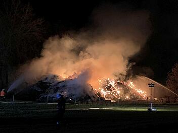 Rund 1000 Heuballen haben am Mittwochabend in Unterfranken gebrannt. Die Löscharbeiten dauern bis Donnerstagnachmittag an. Foto: Höfig/News5