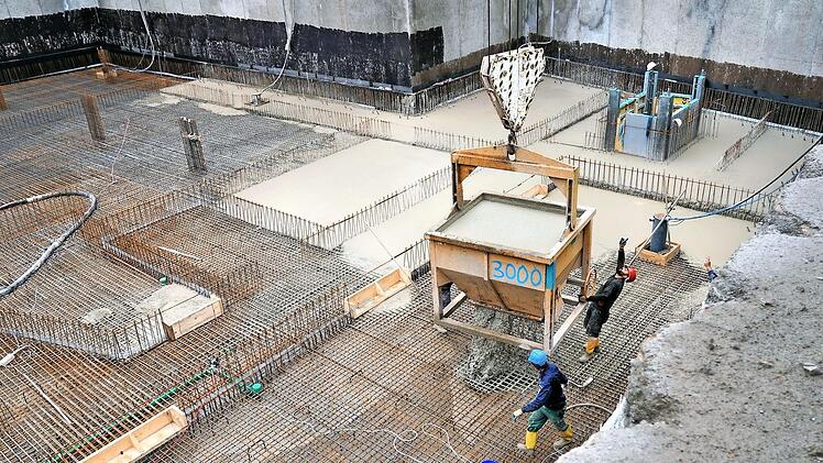 Die Großbaustelle Rathaus am Mittwoch: Die Bodenplatte wird betoniert. Unser Foto entstand zur Mittagsstunde Fotos: Fritz Jentsch