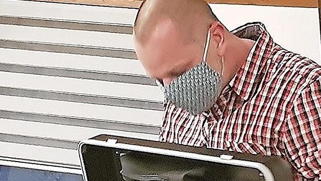 Schulleiter Sebastian Hofmann informierte die Mitglieder des Schulverbandes über die digitale Ausstattung an der Mittelschule.  Foto: Helmut Will