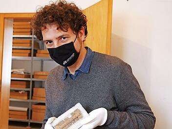 Museumsleiter Dr. Nicolas Zenzen zeigt einen Kamm, der bei archäologischen Grabungen auf dem Gelände des neuen BBZ gefunden wurde. Solche Utensilien zur Körperpflege wurden im frühen Mittelalter, also auch zur Zeit der ersten urkundlichen Erwähnung Münnerstadts, von den Menschen genutzt. Foto: Heike Beudert
