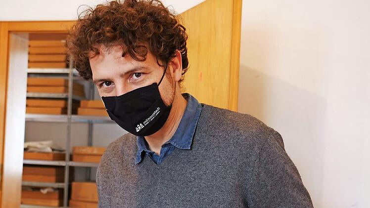 Museumsleiter Dr. Nicolas Zenzen zeigt einen Kamm, der bei archäologischen Grabungen auf dem Gelände des neuen BBZ gefunden wurde. Solche Utensilien zur Körperpflege wurden im frühen Mittelalter, also auch zur Zeit der ersten urkundlichen Erwähnung Münnerstadts, von den Menschen genutzt. Foto: Heike Beudert