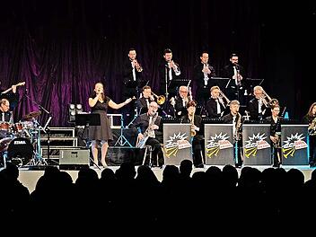 Die Big Band &bdquo;von der Rolle&ldquo; mit S&auml;ngerin Kerstin Horz.
