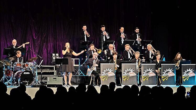 Die Big Band &bdquo;von der Rolle&ldquo; mit S&auml;ngerin Kerstin Horz.