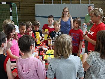 Ernährungsberaterin Ines Popp-Mehl (rechts) erklärt den Schülern die Inhaltsstoffe ihrer Lieblingsprodukte.  Fotos: bau