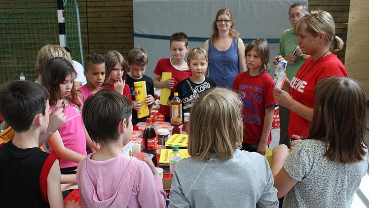 Ernährungsberaterin Ines Popp-Mehl (rechts) erklärt den Schülern die Inhaltsstoffe ihrer Lieblingsprodukte.  Fotos: bau