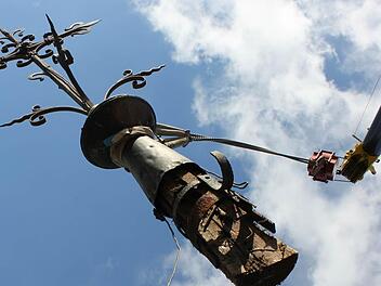 Am Kranhaken schwebt die Kirchturm-Spitze zu Boden. Fotos: Birgit Will