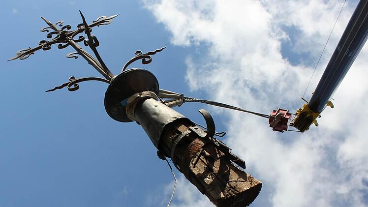 Am Kranhaken schwebt die Kirchturm-Spitze zu Boden. Fotos: Birgit Will