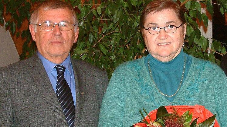 Hugo Ackermann und Roswitha Ebert wurde für ihre Verdienste im kommunalpolitischen und sozialen Bereich ausgezeichnet. Fotos: ab