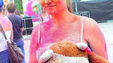 Saskia wäscht Heidi nach den Holi-Festivals in der Waschmaschine. Foto: facebook.com/HoliCowHeidi