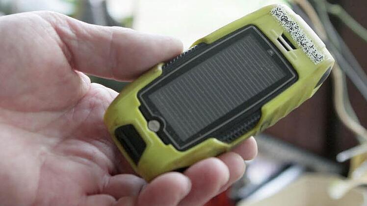 Jürgen Öhrleins Notfallhandy läuft im Solarbetrieb.