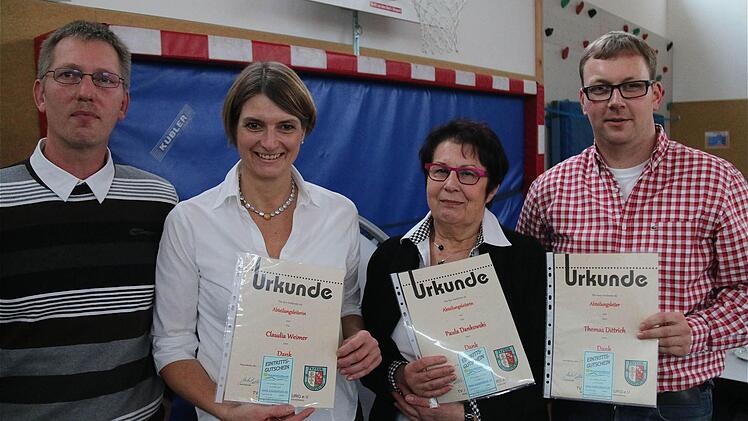 Wolfgang Faust verabschiedete die Abteilungsleiter Claudia Weimer, Paula Dankowski und Thomas Dittrich.  Foto: Gerd Schaar