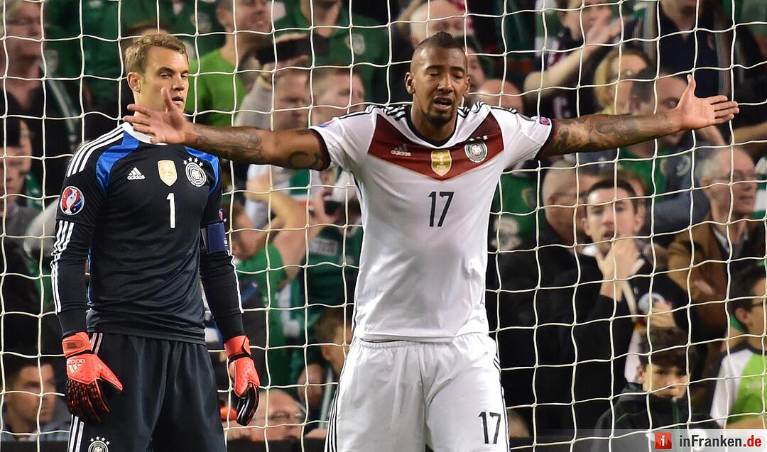 Die Deutschen Spieler Torwart Manuel Neuer (l) und Jerome Boateng nach Spielende.
