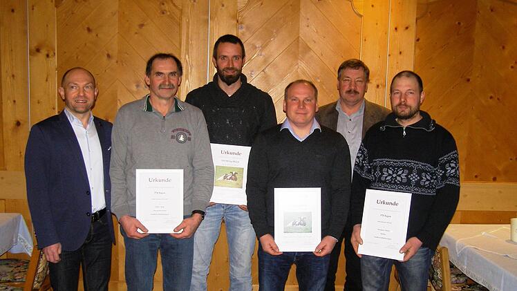 Ehrungen gab es in Oberleichtersbach (von links): Landwirtschaftsoberrat Wolfgang Holzinger, Günter Beck, Jürgen Förg, Holger Knauer, Lothar Ehehalt vom Milcherzeugerring Unterfranken e. V. und Alexander Müller. Foto: Wolfgang Saam