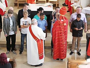 Firmspendung durch Erzbischof Schick. Im Bild rechts der Ortsgeistliche Pater Stefan Panzer, Bildmitte Diakon Georg Bauer  Foto: Evi Seeger