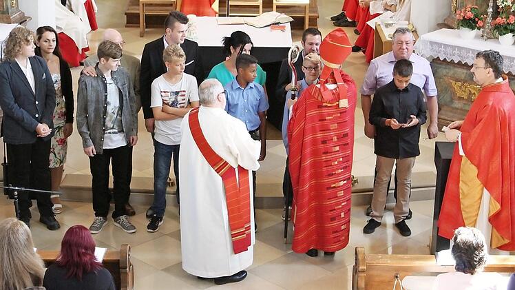 Firmspendung durch Erzbischof Schick. Im Bild rechts der Ortsgeistliche Pater Stefan Panzer, Bildmitte Diakon Georg Bauer  Foto: Evi Seeger