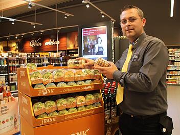 Michael Seidl, Inhaber des Edeka-Markts Am Goldenen Feld in Kulmbach, verkauft im Hochsommer Lebkuchen und Glühwein.  Foto: Andreas Schmitt