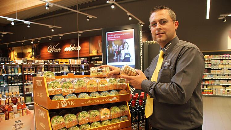 Michael Seidl, Inhaber des Edeka-Markts Am Goldenen Feld in Kulmbach, verkauft im Hochsommer Lebkuchen und Glühwein.  Foto: Andreas Schmitt