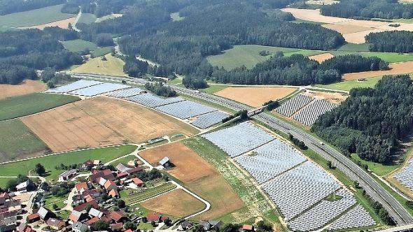 Großprojekte sind ein erheblicher Teil der Arbeit von IBC Solar. Hier der "Jura-Solarpark" an der A 70 zwischen den Weismainer Ortsteilen Buckendorf und Fesselsdorf. Foto: IBC Solar