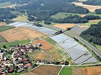 Großprojekte sind ein erheblicher Teil der Arbeit von IBC Solar. Hier der "Jura-Solarpark" an der A 70 zwischen den Weismainer Ortsteilen Buckendorf und Fesselsdorf. Foto: IBC Solar
