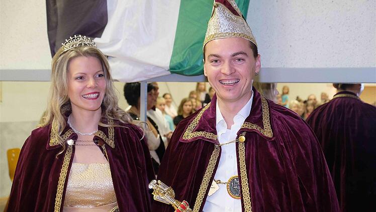 Christina "von den gackernden Hühnern" und Stefan "von Ochsford" sind das neue Prinzenpaar bei der Faschings-Gemeinschaft Schwärzelbach (FGS). Gerd Schaar