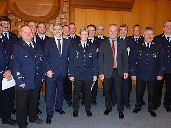 Sie erfuhren eine staatliche Ehrung, diese wurde begleitet von den FW-Führungsspitzen, dem OB, dem Landrat und Ehrengästen. Foto: Lothar Weidner