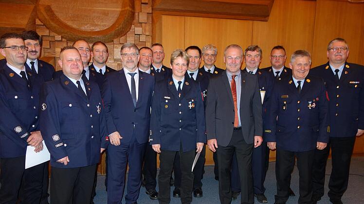 Sie erfuhren eine staatliche Ehrung, diese wurde begleitet von den FW-Führungsspitzen, dem OB, dem Landrat und Ehrengästen. Foto: Lothar Weidner