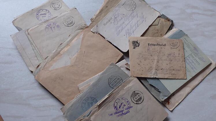 Der  Stapel mit allen Heimatbriefen Foto: Heidi Amon