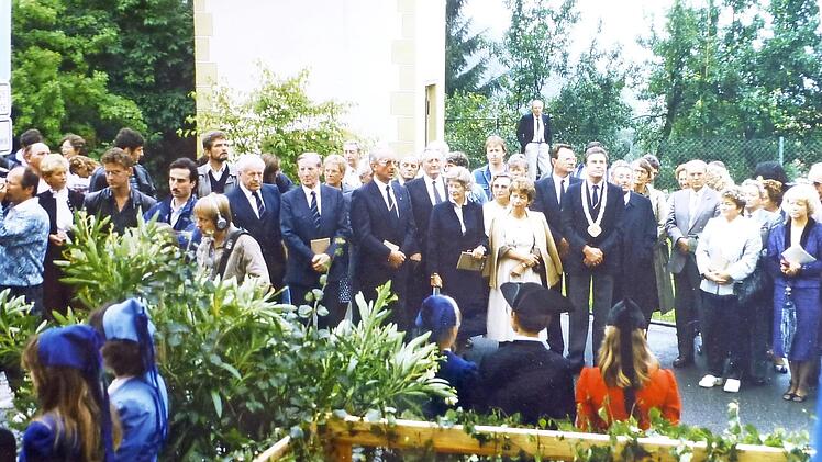 Die Ehrengäste bei der Unterzeichnung der Städtepartnerschaftsurkunde hinter dem VG-Gebäude 1987 Foto: privat